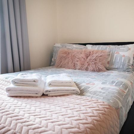 4 Bedroom Flat With High Speed Wi-Fi In North Acton, Ealing, West London Ngoại thất bức ảnh