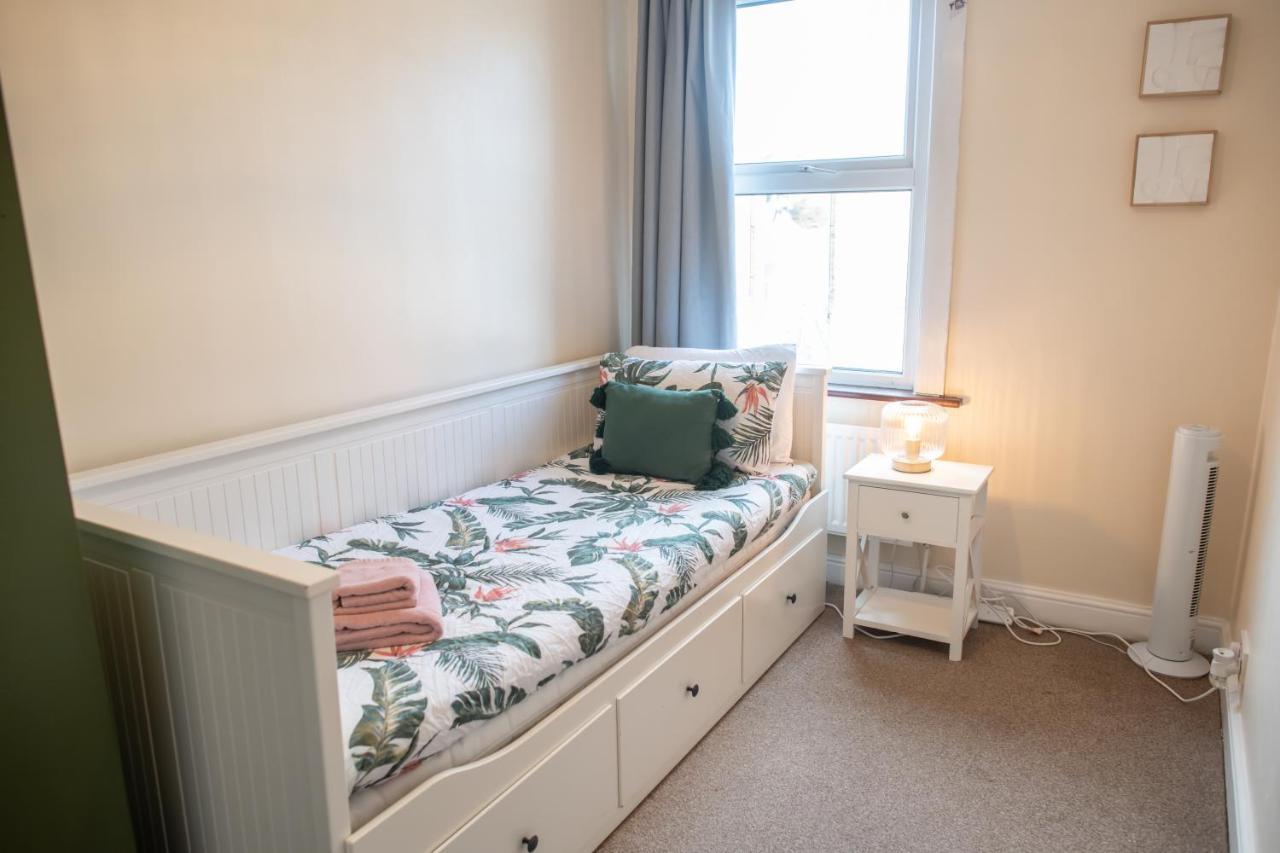 4 Bedroom Flat With High Speed Wi-Fi In North Acton, Ealing, West London Ngoại thất bức ảnh