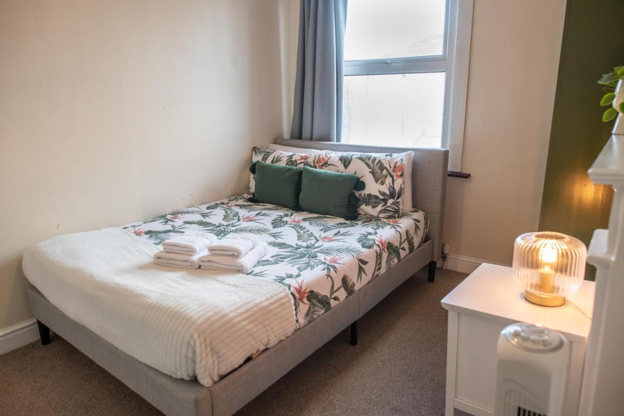 4 Bedroom Flat With High Speed Wi-Fi In North Acton, Ealing, West London Ngoại thất bức ảnh