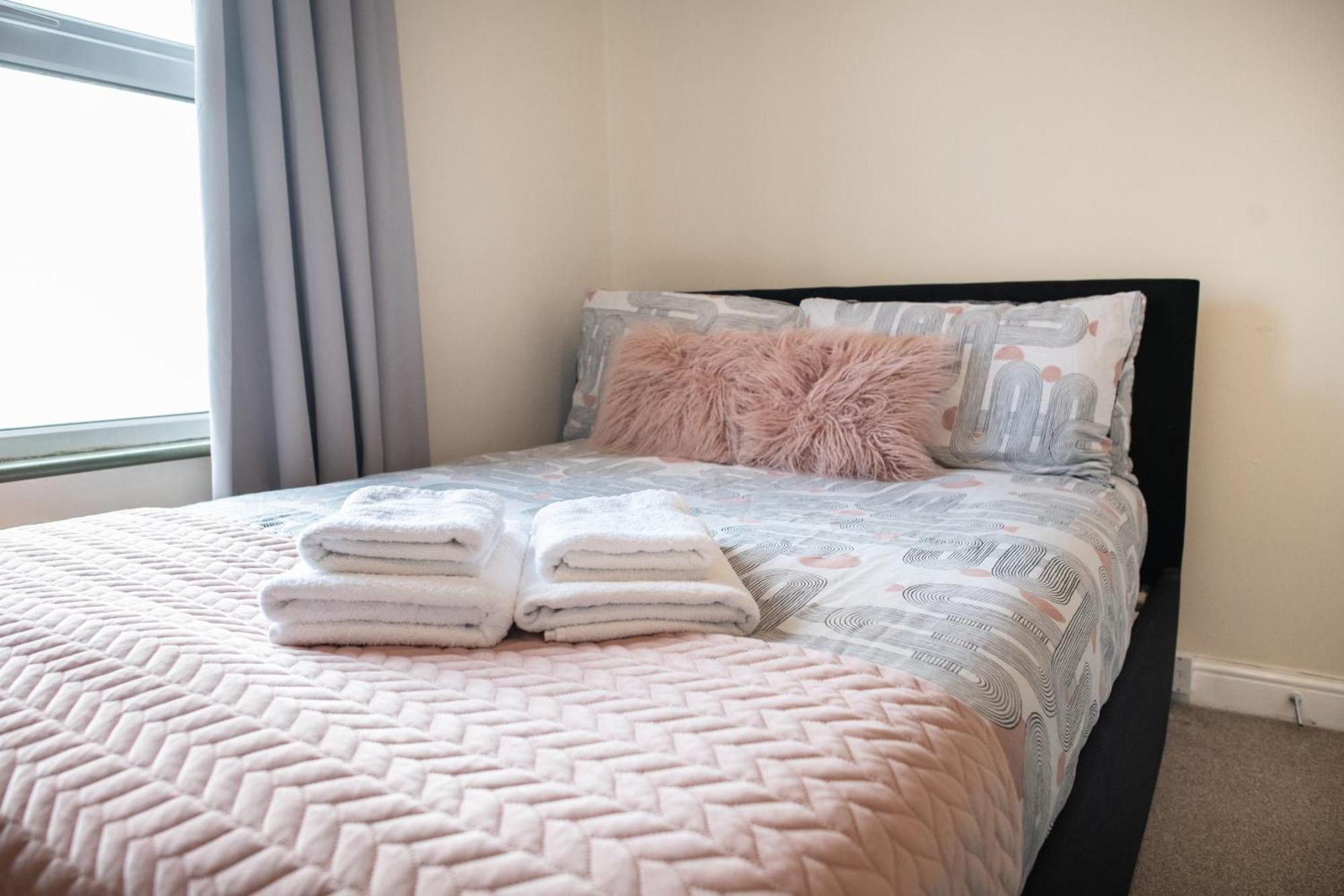 4 Bedroom Flat With High Speed Wi-Fi In North Acton, Ealing, West London Ngoại thất bức ảnh