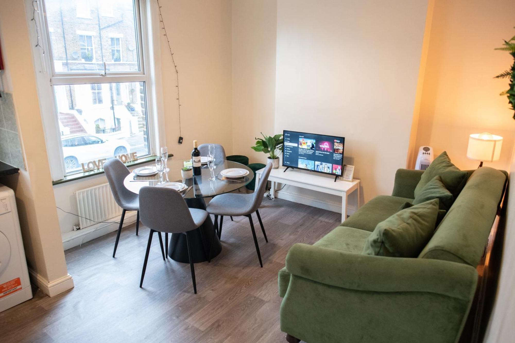 4 Bedroom Flat With High Speed Wi-Fi In North Acton, Ealing, West London Ngoại thất bức ảnh