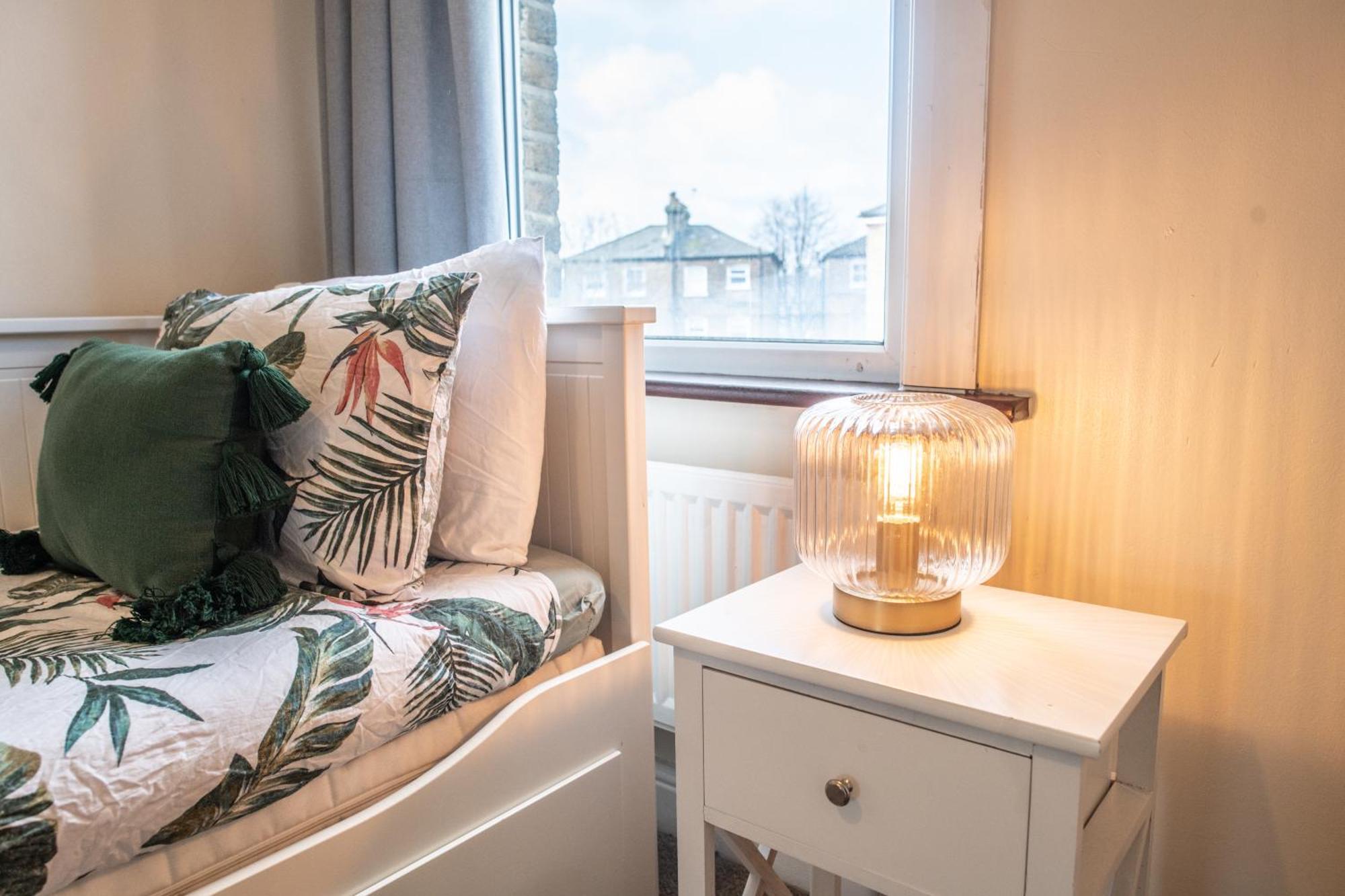 4 Bedroom Flat With High Speed Wi-Fi In North Acton, Ealing, West London Ngoại thất bức ảnh